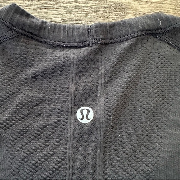 Lululemon Size 10 Run Swiftly Tech Short sleeve Top Shirt Longer length Black - Picture 5 of 5